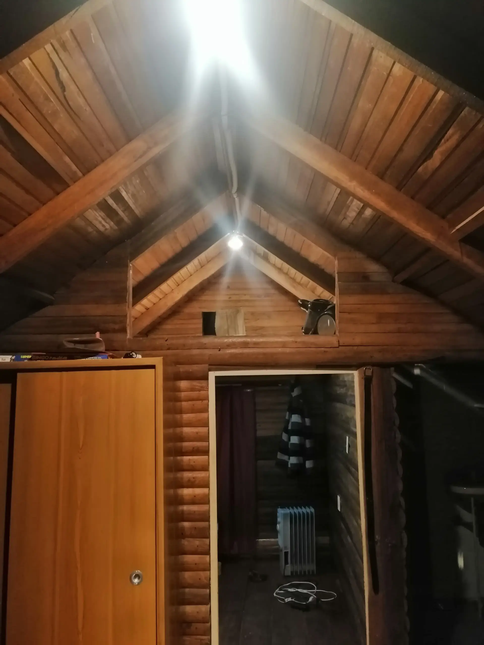 Dormitorio interior El Chalet -- madera autentica finca Villacarmelo Cali