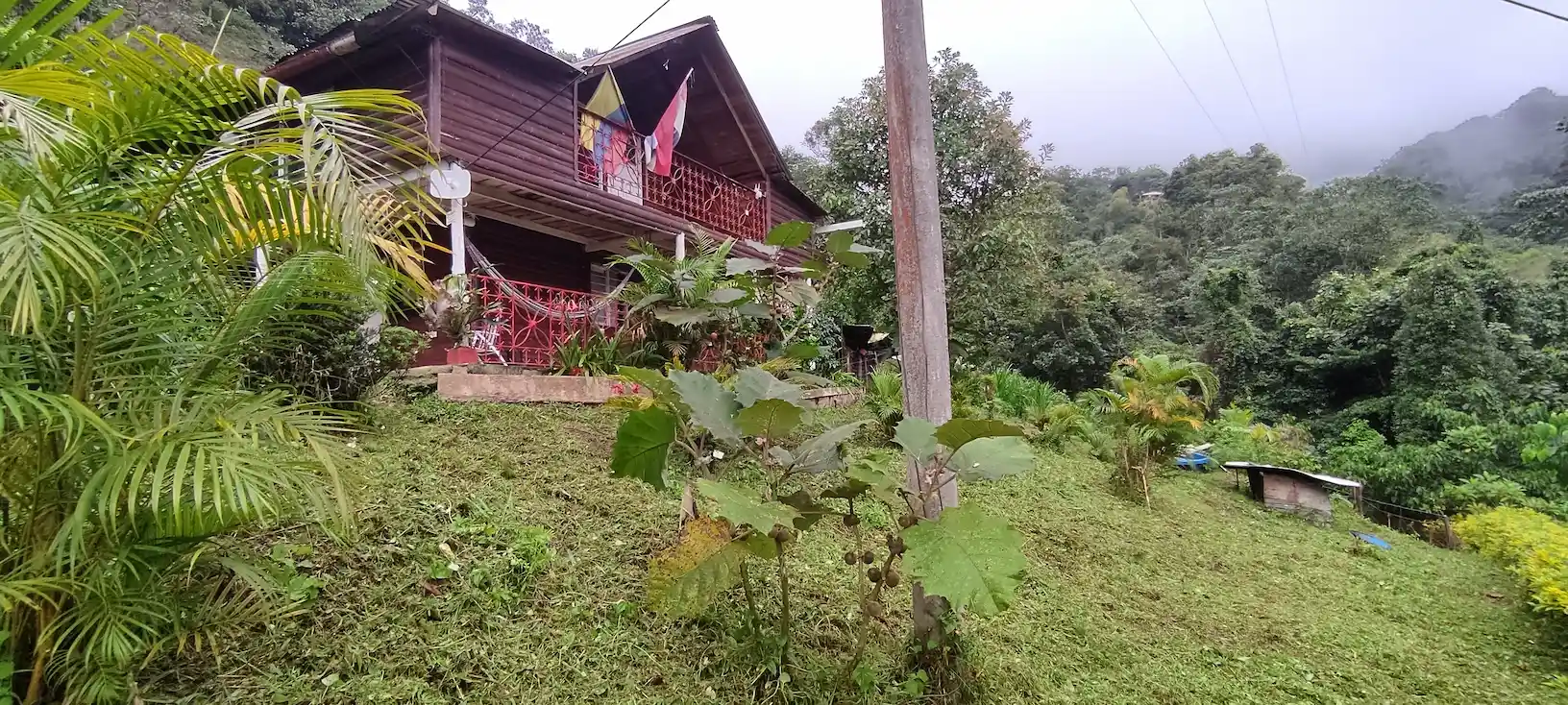 Fachada con jardin -- finca en venta Villacarmelo Cali