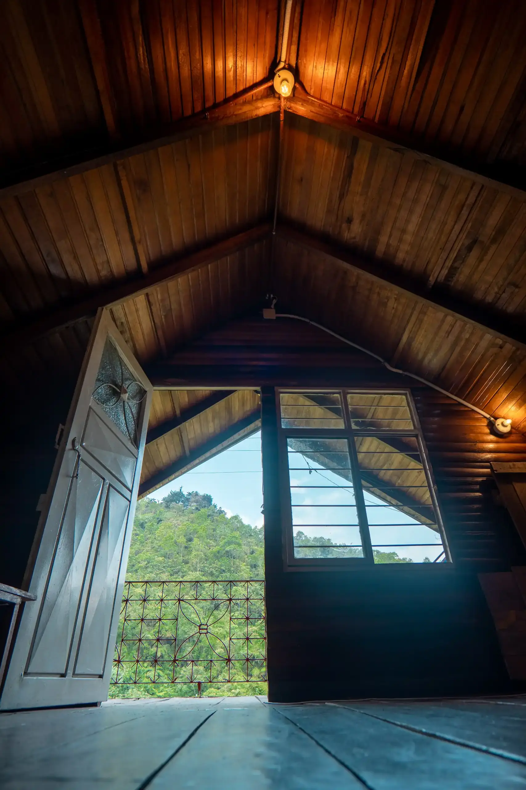 Interior panoramica El Chalet -- madera autentica finca Villacarmelo Cali