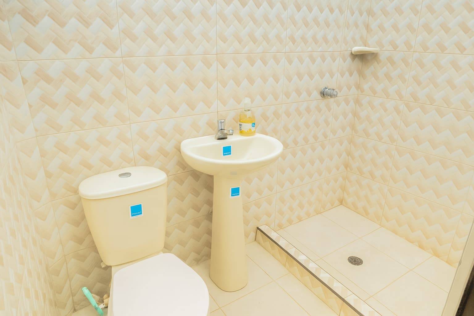 Bano completo finca Cali -- ducha agua caliente Finca DosQuebradas