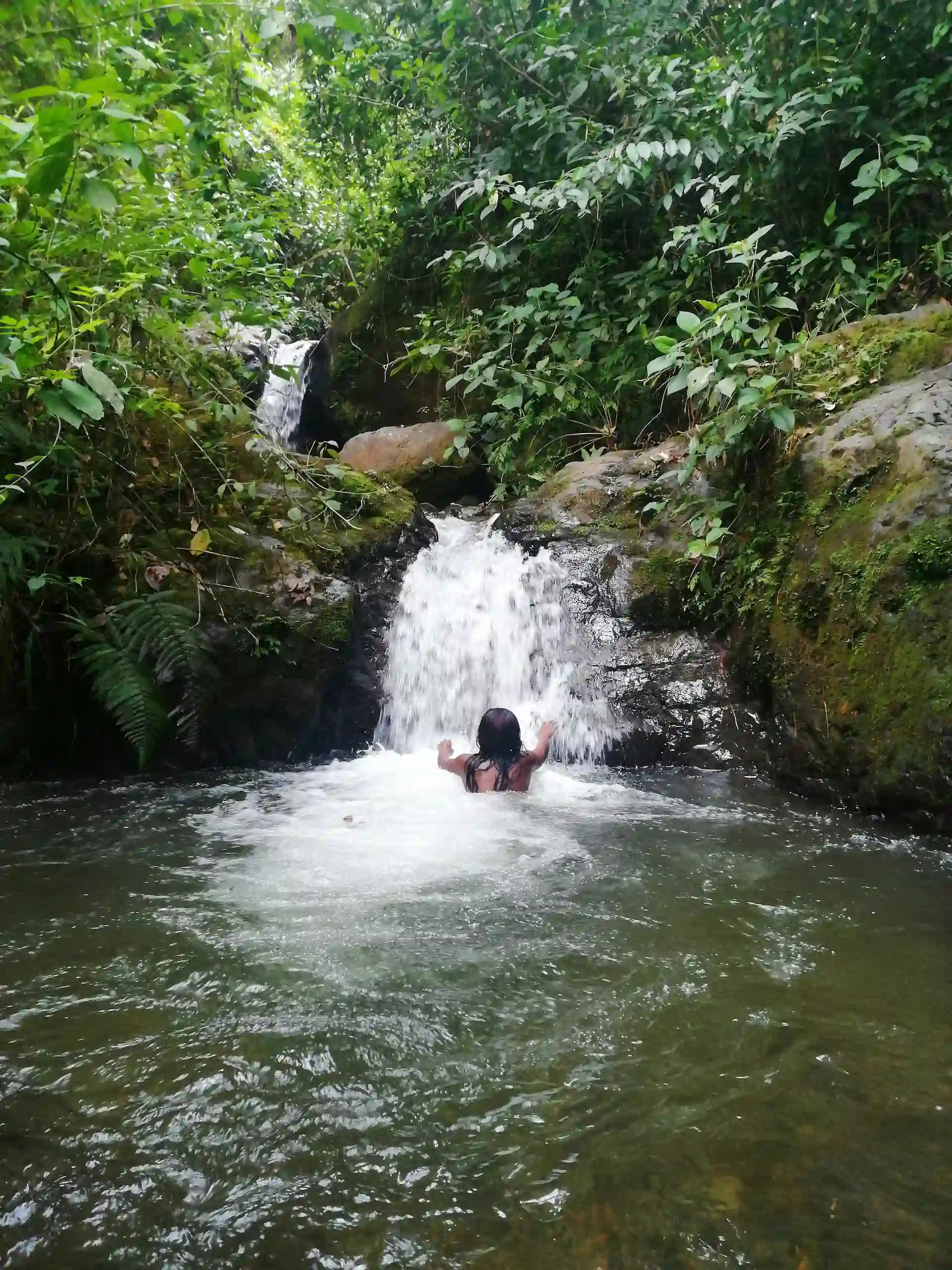 Bano en cascadas pozas naturales Villacarmelo Cali Colombia