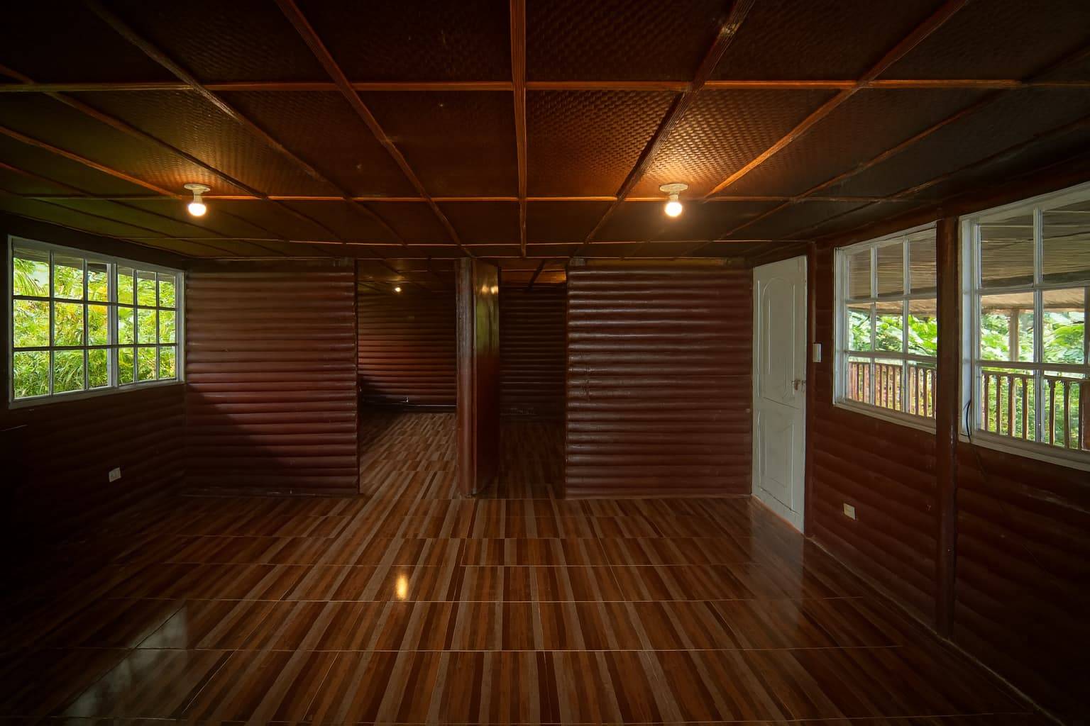 Espacio interior La Mansion -- gran sala madera autentica finca Cali