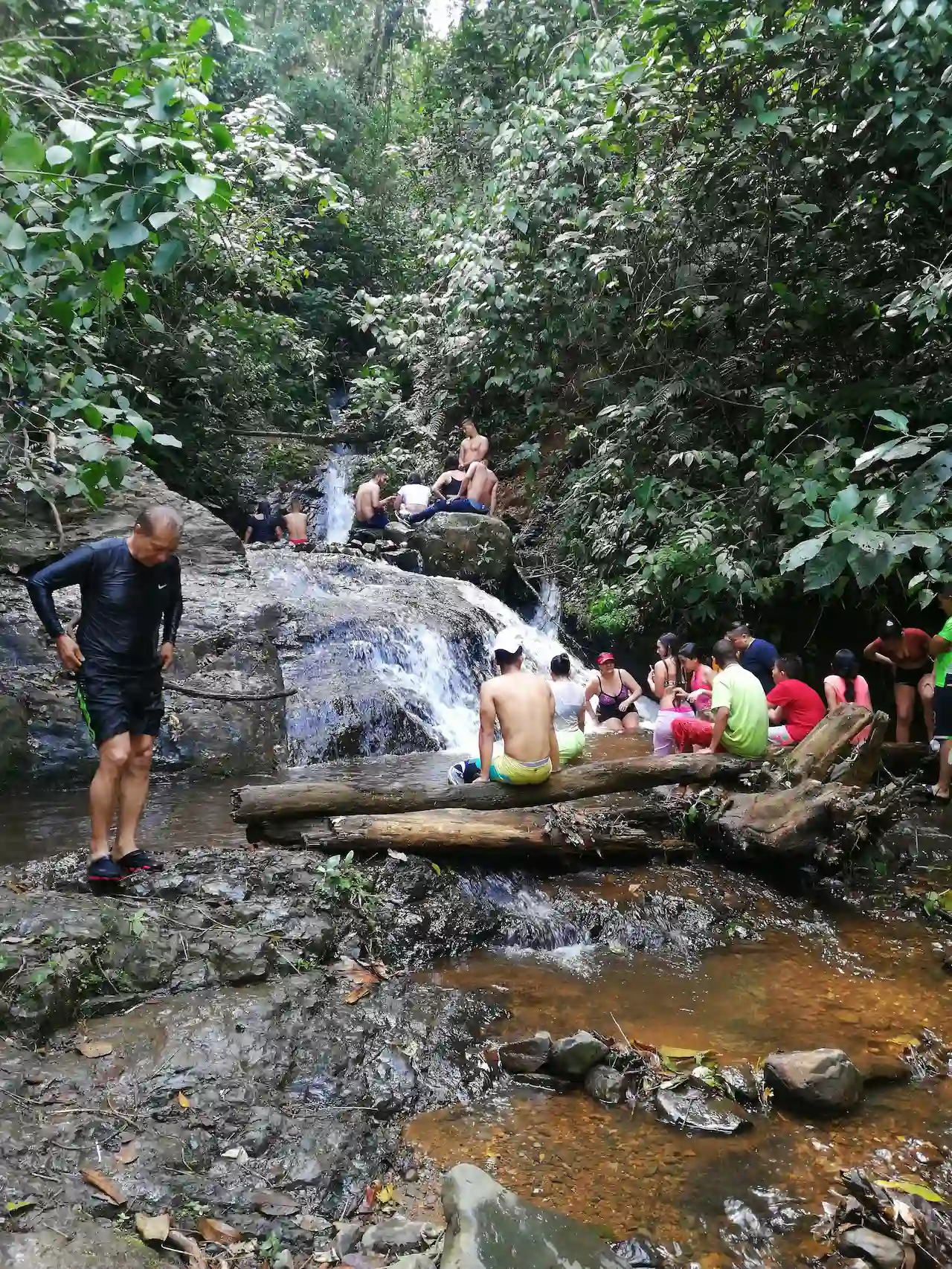Pozas naturales Rio Pance Cali Colombia banistas