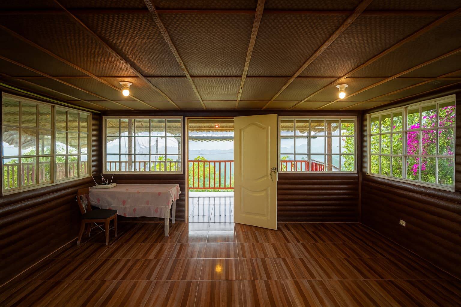 Sala con vista a terraza -- interior La Mansion finca Cali