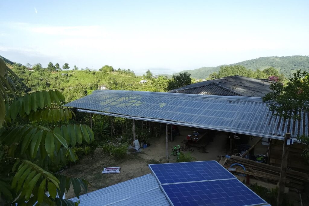 Techo con paneles solares en finca rural cerca de Cali en Villacarmelo con vista a las montañas