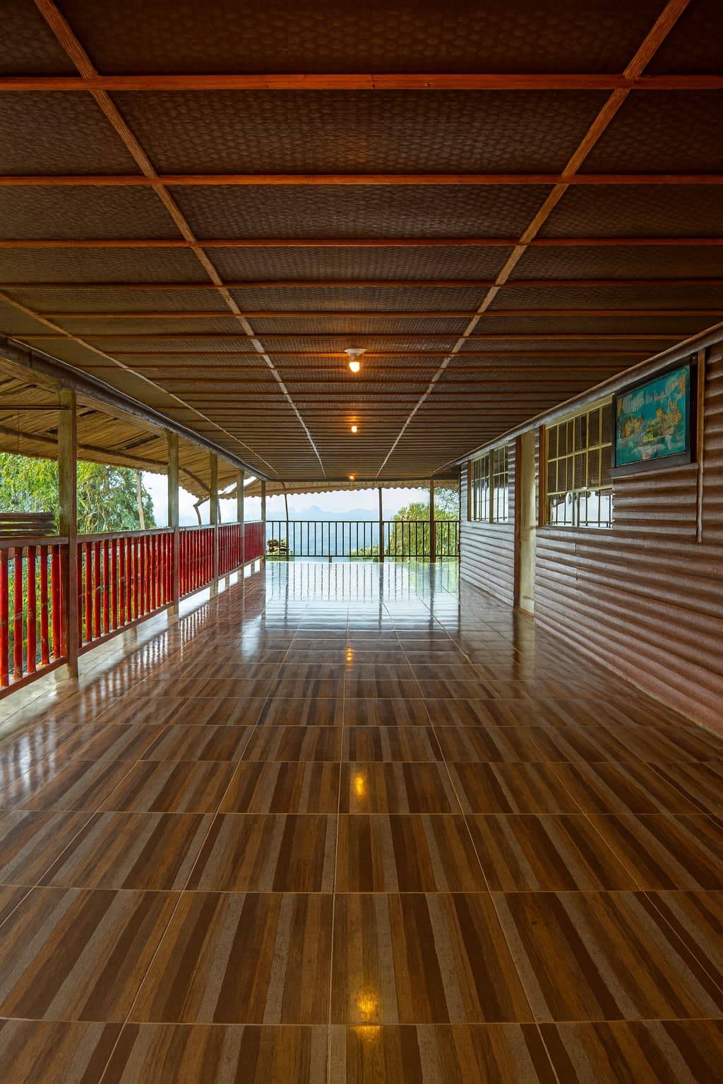 Terraza panoramica La Mansion -- vistas a Cali y cascada Alto Iglesia